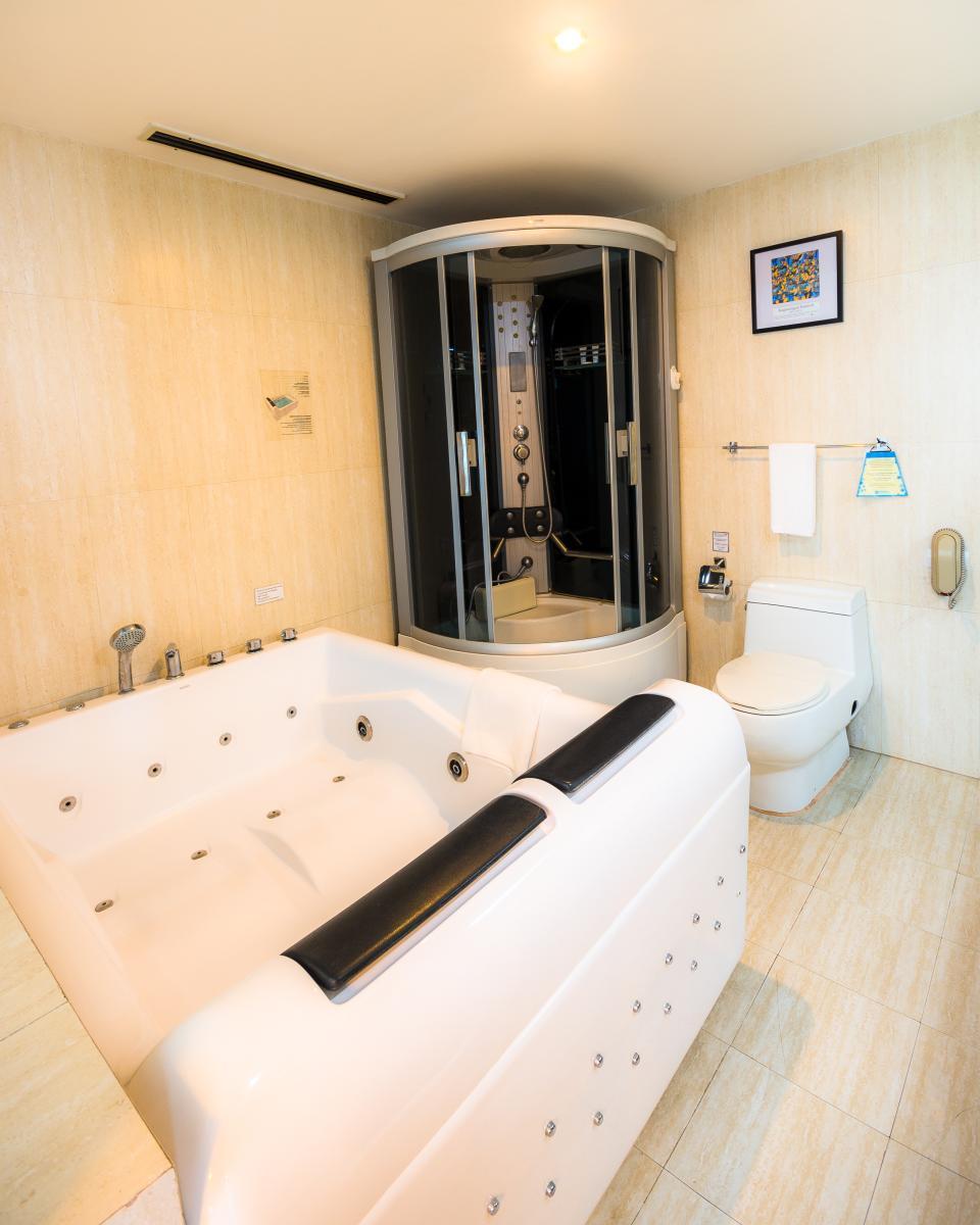 Honeymoon Suite Bath 1