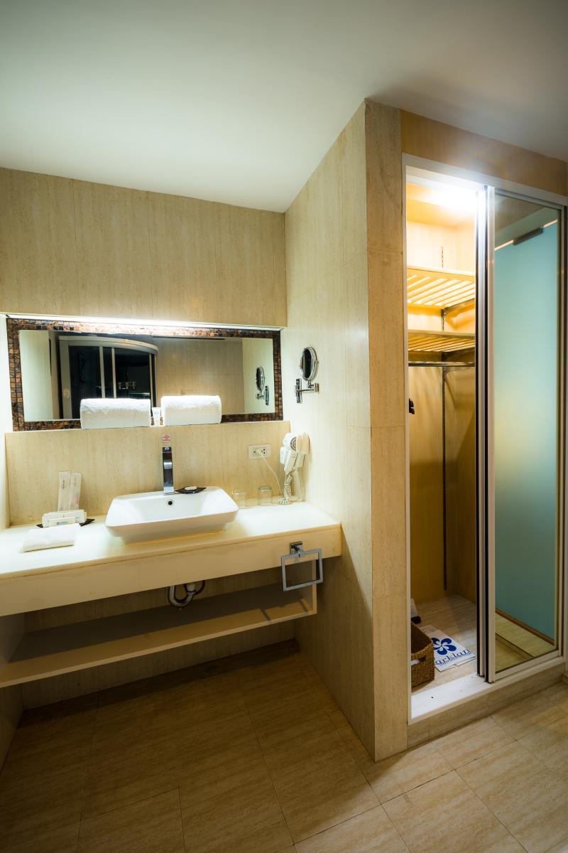 Honeymoon Suite Bath 2