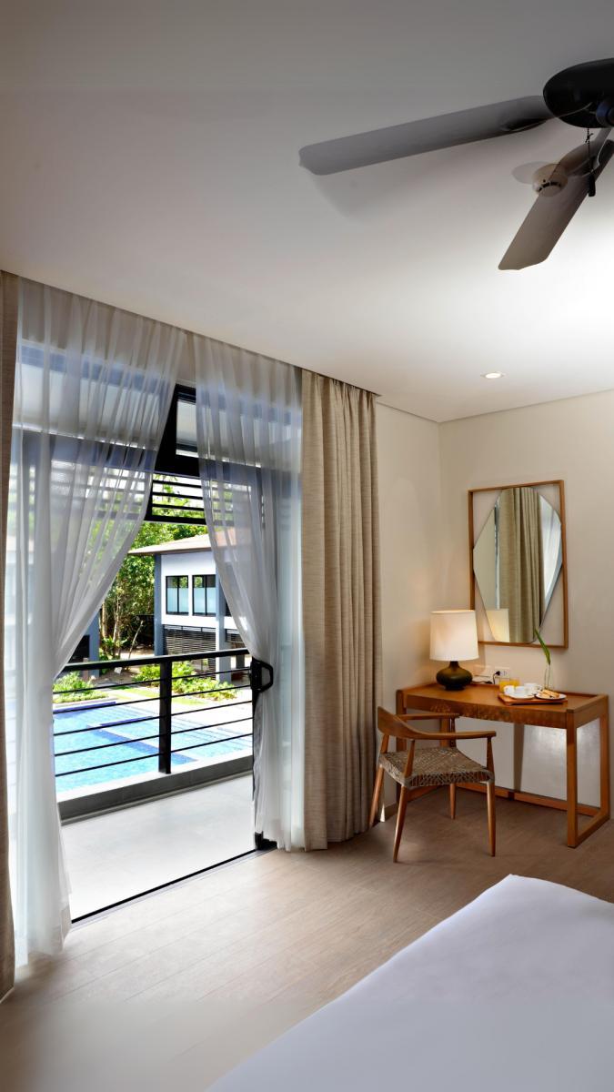 DeluxePoolRoomView