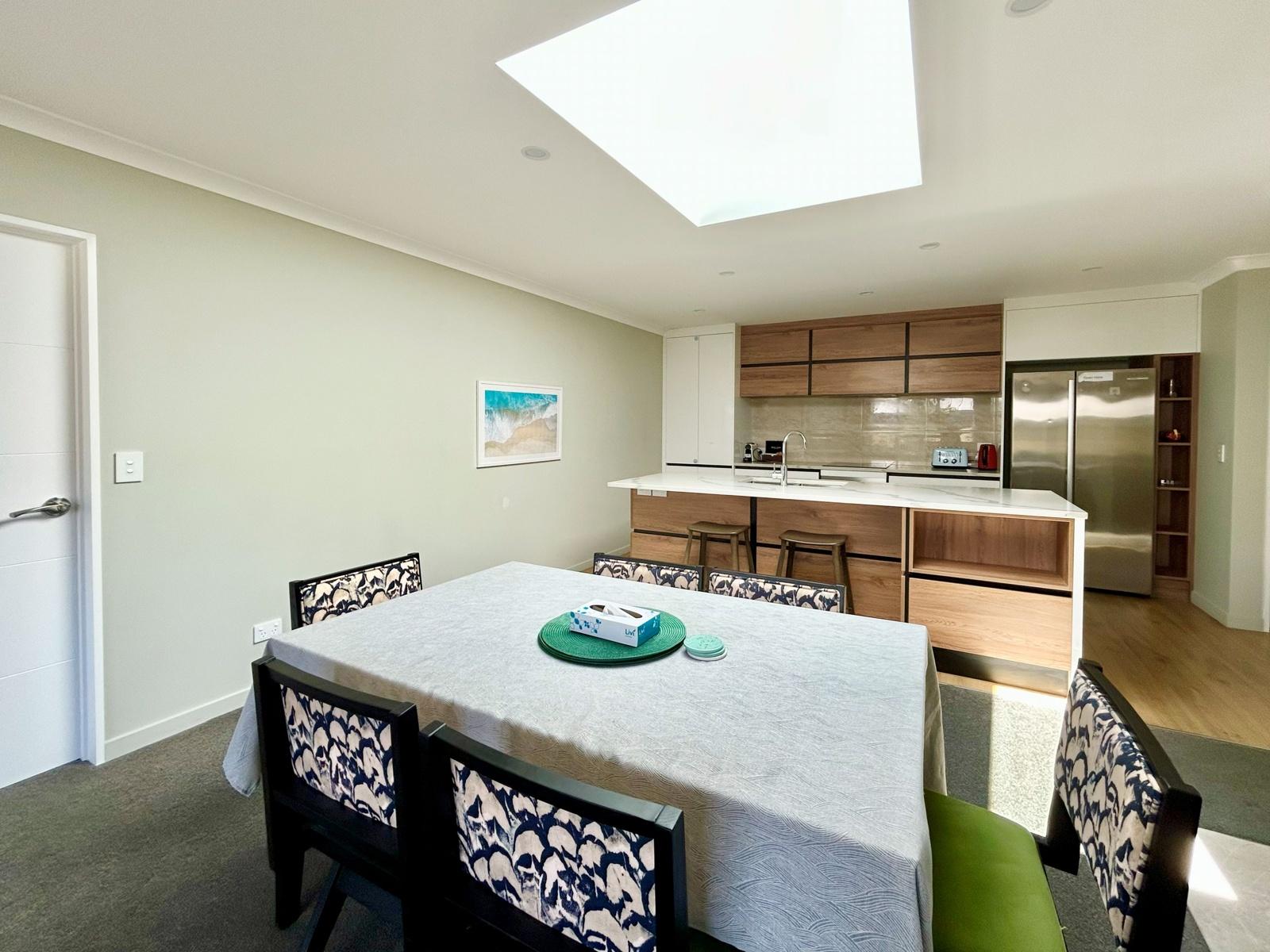 Lakeside Garden 3-bedroom : Lounge kitchen b