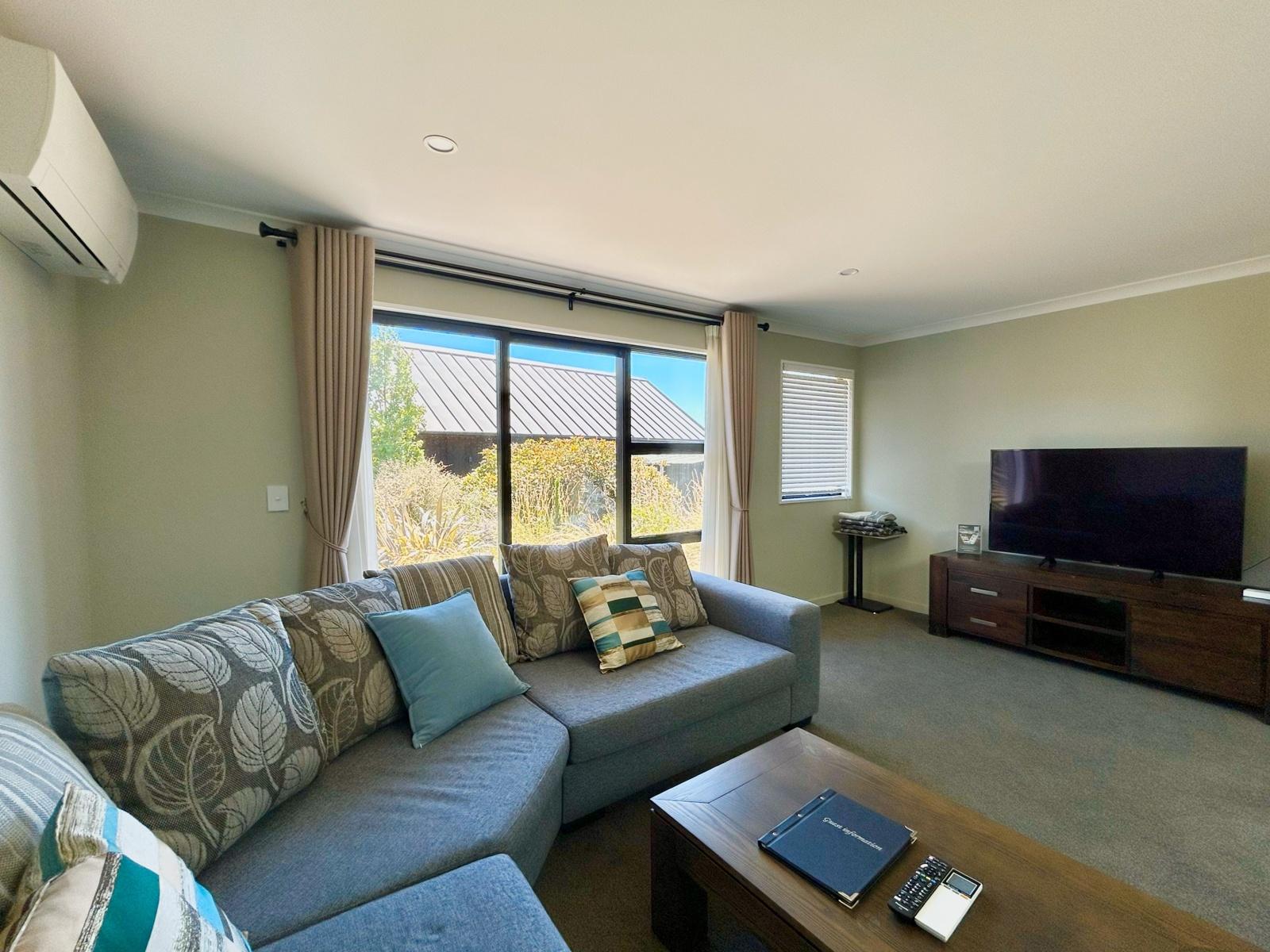 Lakeside Garden 3-bedroom : Lounge kitchen c