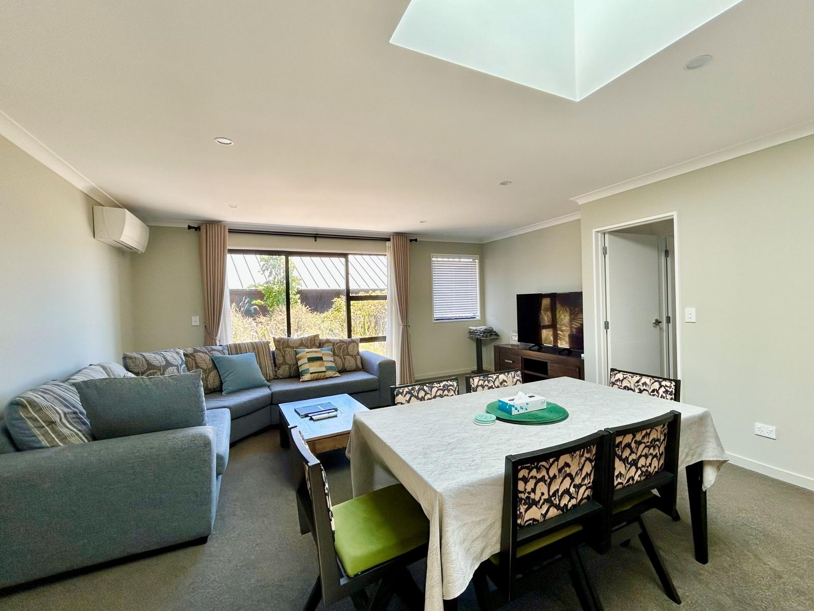 Lakeside Garden 3-bedroom : Lounge kitchen d