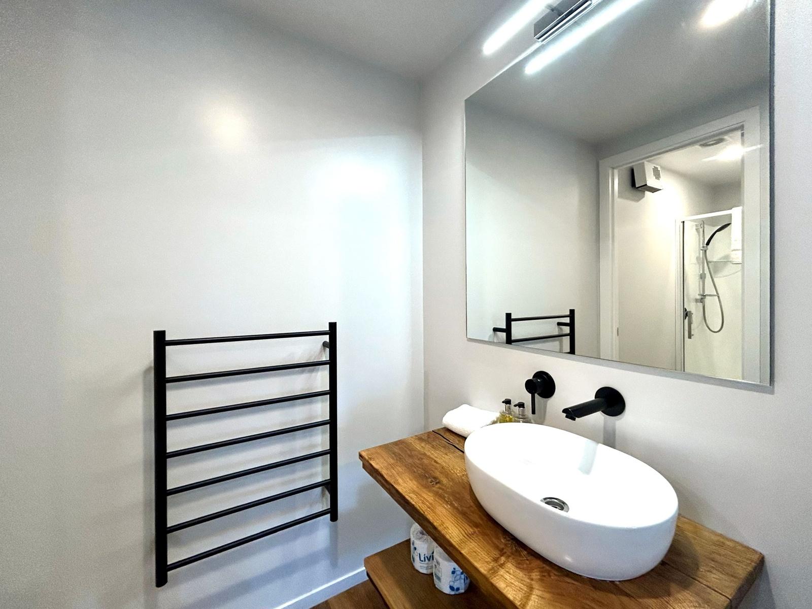 Bivouac Stars suite bathroom a