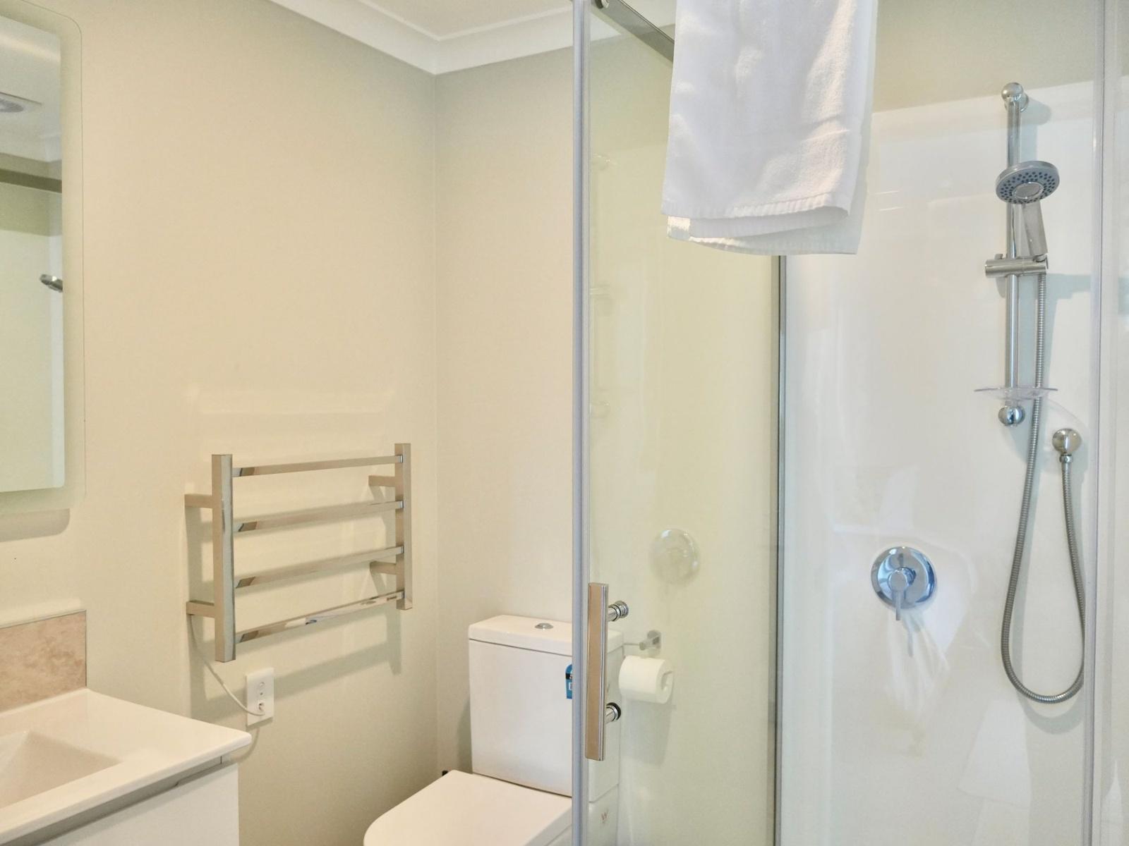 Lakeside guest bath1