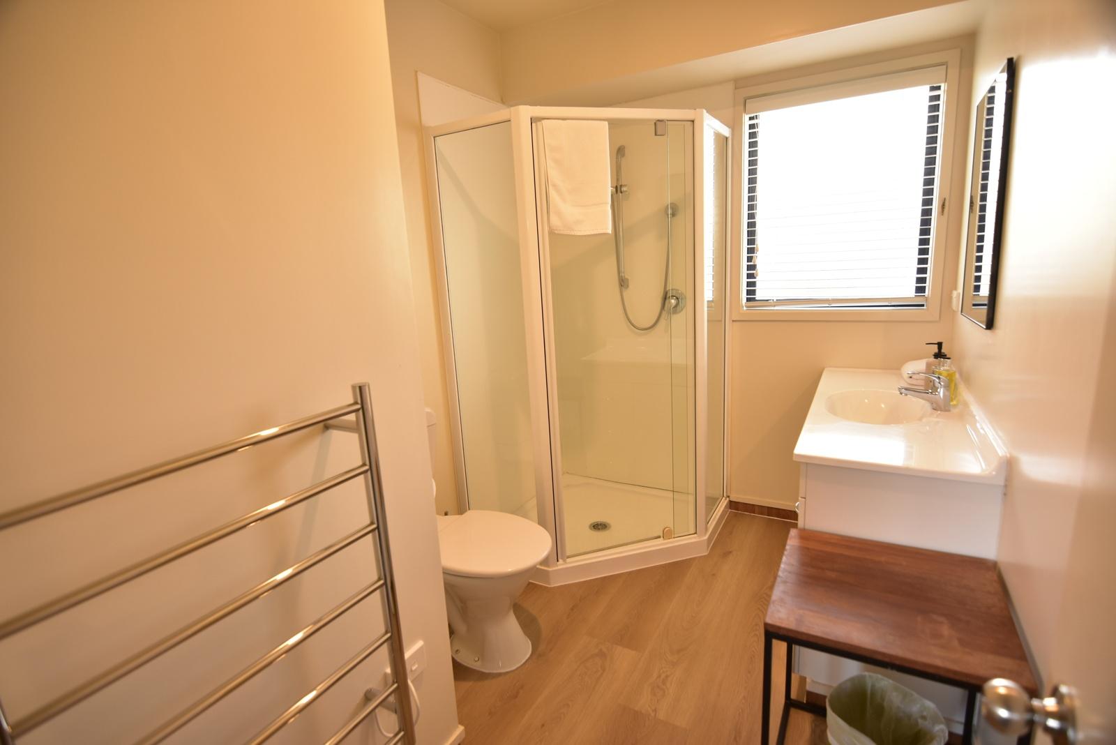 Twin Star Bathroom 2