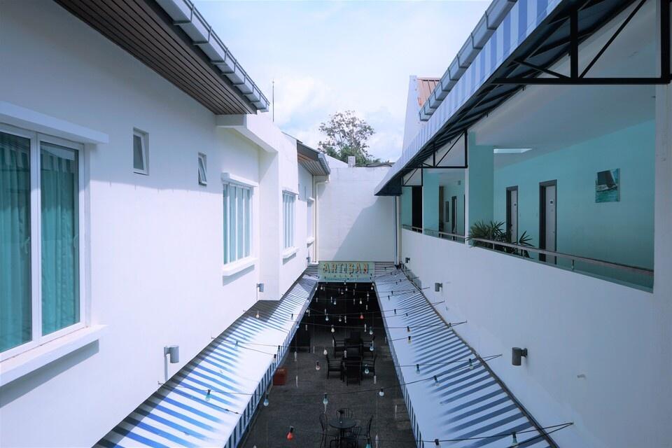 Courtyard Queen