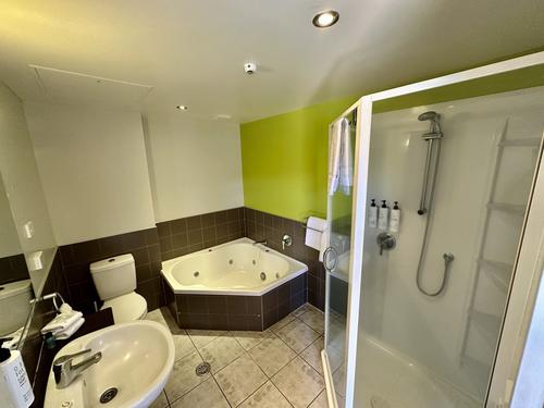 One+Bedroom+Suite+Bathroom