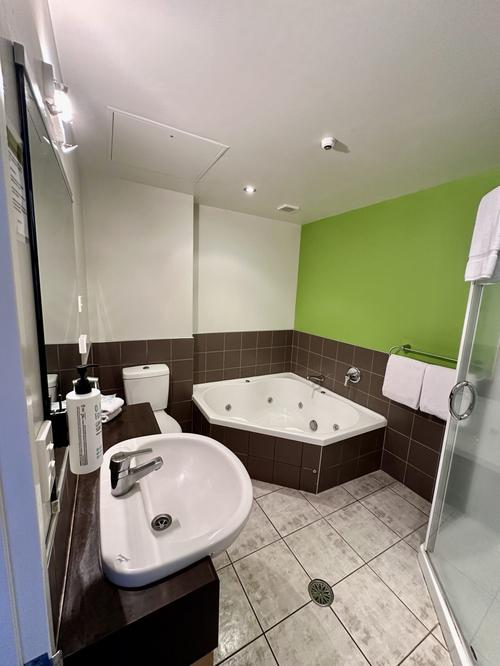 2 bedroom bathroom