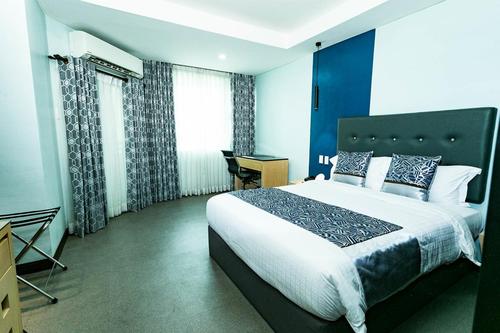 Deluxe Queen Room