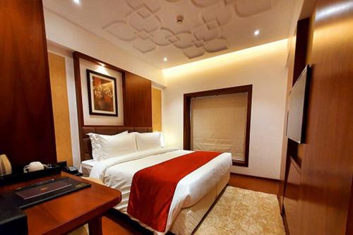 Deluxe Queen Room