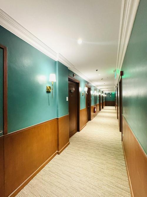 PEARL LANE HALLWAY2
