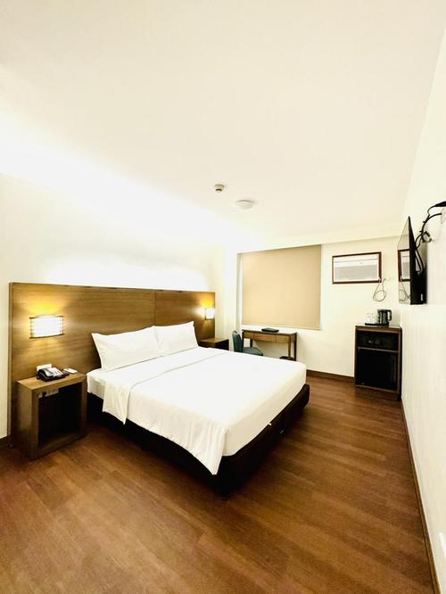 DELUXE KING BED