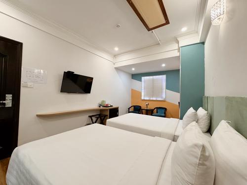 Deluxe Twin without window at Sunrise Central Hotel