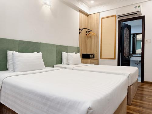 Deluxe Twin without window at Sunrise Central Hotel