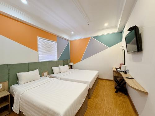 Deluxe Triple without window at Sunrise Central Hotel