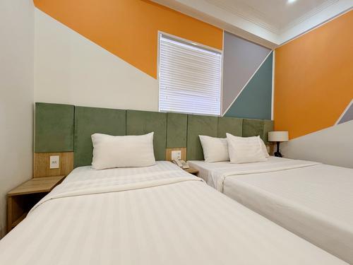 Deluxe Triple without window at Sunrise Central Hotel