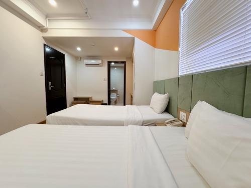 Deluxe Triple without window at Sunrise Central Hotel