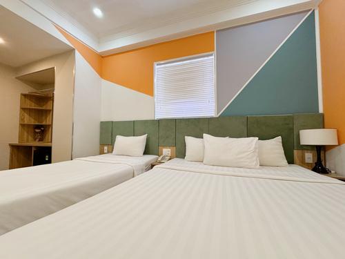 Deluxe Triple without window at Sunrise Central Hotel