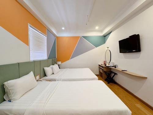 Deluxe Triple without window at Sunrise Central Hotel