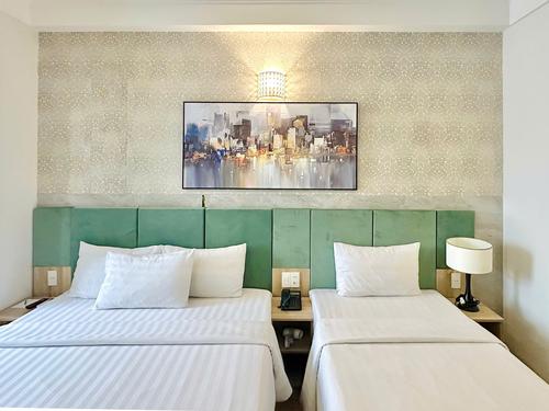Suite Triple with window at Sunrise Central Hotel
