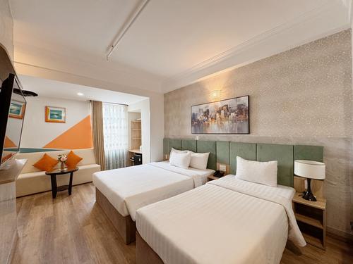 Suite Triple with window