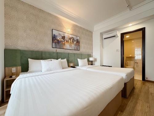 Suite Triple with window at Sunrise Central Hotel